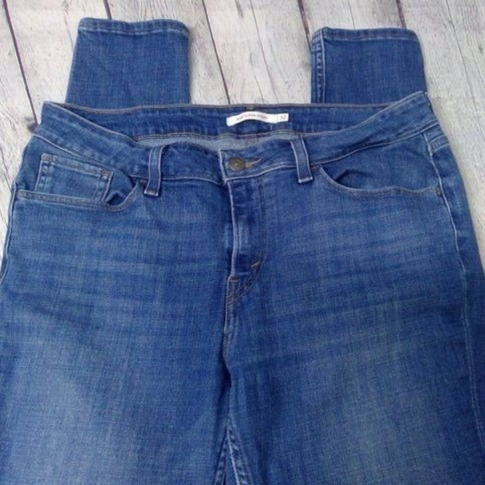 Levi | 535 Super Skinny Medium Wash Lightly Distressed Size 32